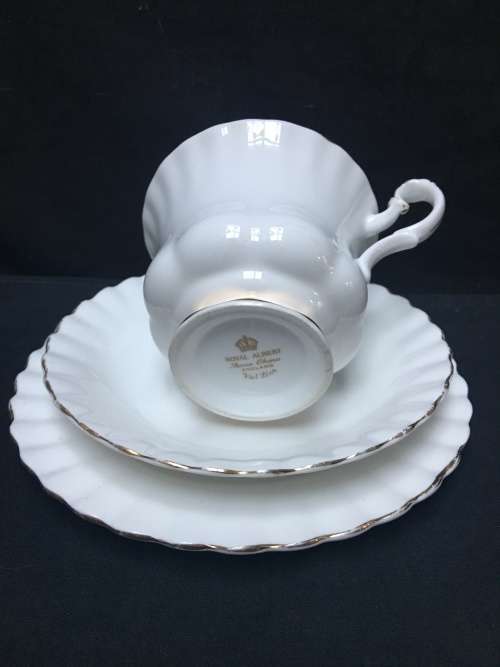 WOW !!! *********LOW R1 START *********ROYAL ALBERT VAL D'or TEA TRIO