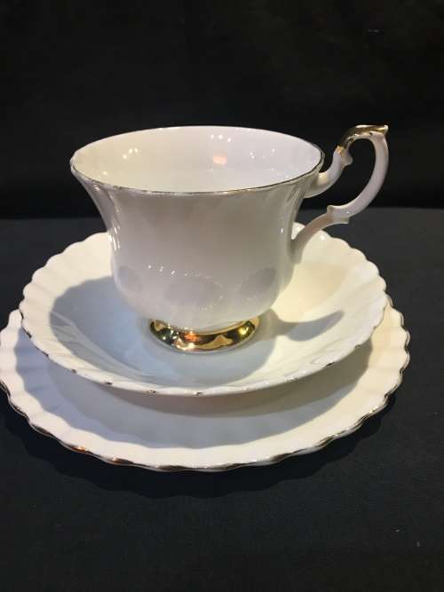WOW !!! *********LOW R1 START *********ROYAL ALBERT VAL D'or TEA TRIO