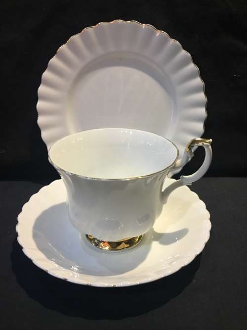 WOW !!! *********LOW R1 START *********ROYAL ALBERT VAL D'or TEA TRIO