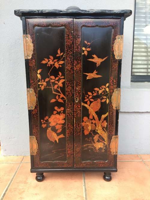 STUNNING LARGE ANTIQUE BLACK LACQUERED AND HAND PAINTED CHINESE MULTI DRAW 2 DOOR CABINET