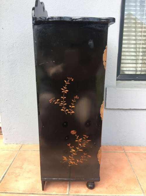 STUNNING LARGE ANTIQUE BLACK LACQUERED AND HAND PAINTED CHINESE MULTI DRAW 2 DOOR CABINET