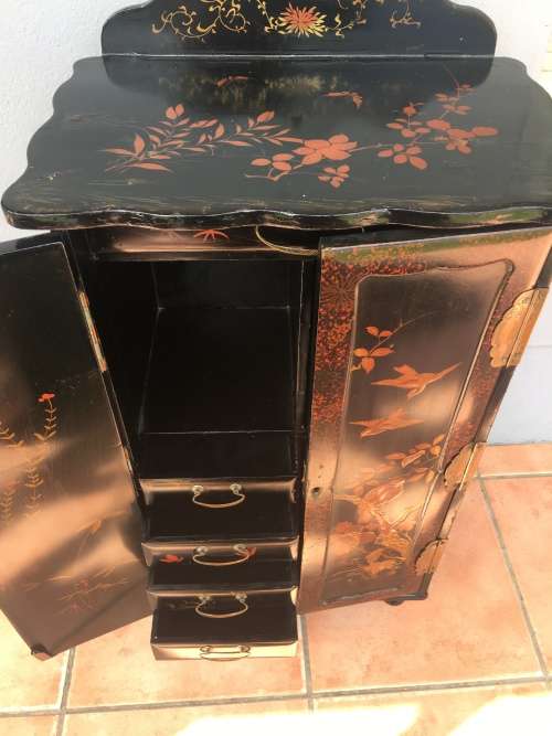 STUNNING LARGE ANTIQUE BLACK LACQUERED AND HAND PAINTED CHINESE MULTI DRAW 2 DOOR CABINET