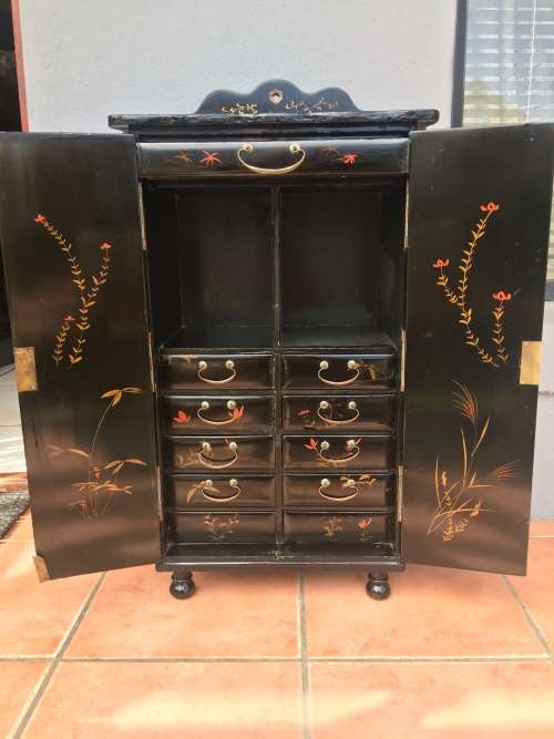 STUNNING LARGE ANTIQUE BLACK LACQUERED AND HAND PAINTED CHINESE MULTI DRAW 2 DOOR CABINET
