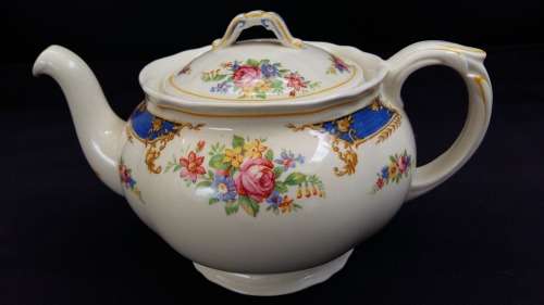 Beautiful Vintage CREAMPETAL Grindley Posie design Tea Pot.
