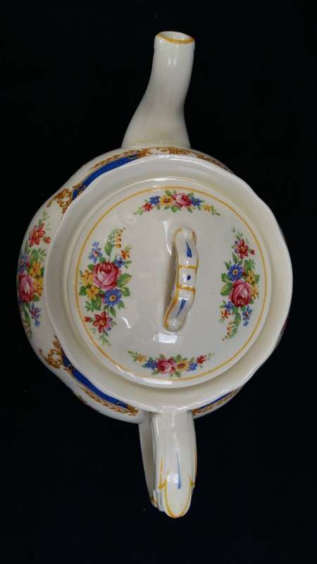 Beautiful Vintage CREAMPETAL Grindley Posie design Tea Pot.