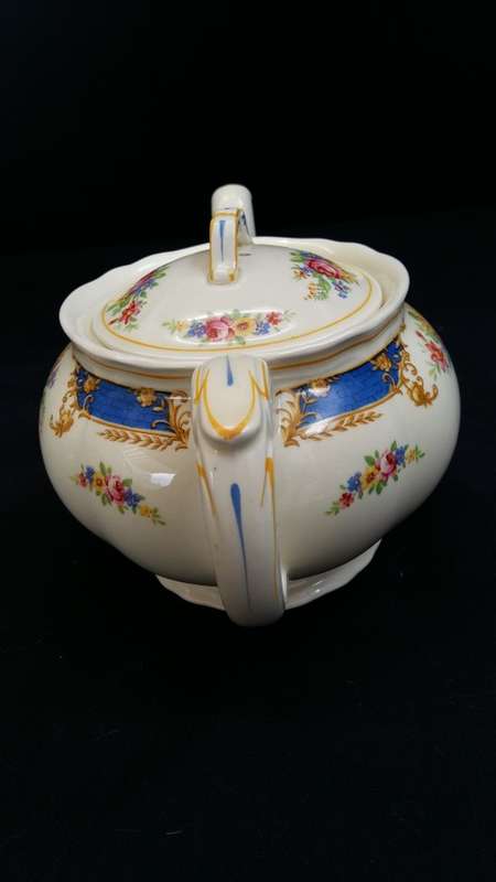 Beautiful Vintage CREAMPETAL Grindley Posie design Tea Pot.