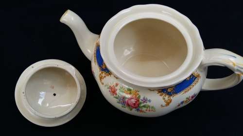 Beautiful Vintage CREAMPETAL Grindley Posie design Tea Pot.
