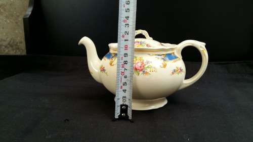 Beautiful Vintage CREAMPETAL Grindley Posie design Tea Pot.