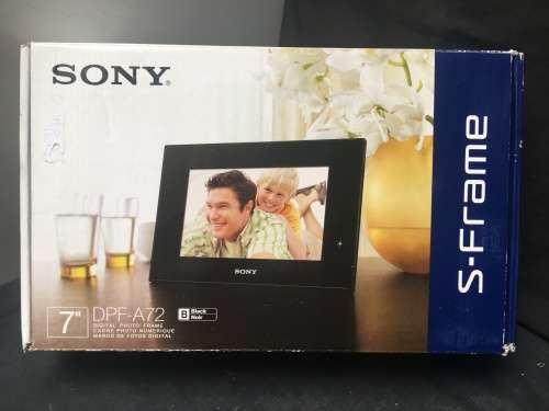 SONY DPF~A72 .....7" DIGITAL PHOTO FRAME UN~USED IN THE BOX WITH ALL THE ACCESSORIES