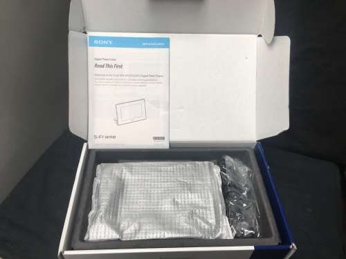 SONY DPF~A72 .....7" DIGITAL PHOTO FRAME UN~USED IN THE BOX WITH ALL THE ACCESSORIES