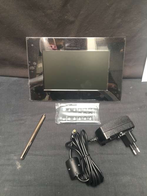 SONY DPF~A72 .....7" DIGITAL PHOTO FRAME UN~USED IN THE BOX WITH ALL THE ACCESSORIES