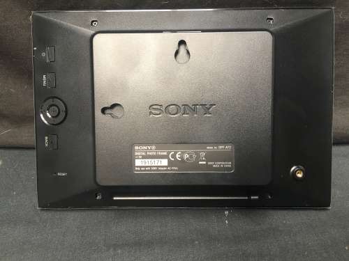 SONY DPF~A72 .....7" DIGITAL PHOTO FRAME UN~USED IN THE BOX WITH ALL THE ACCESSORIES