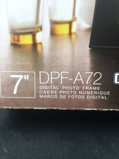 SONY DPF~A72 .....7" DIGITAL PHOTO FRAME UN~USED IN THE BOX WITH ALL THE ACCESSORIES