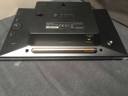 SONY DPF~A72 .....7" DIGITAL PHOTO FRAME UN~USED IN THE BOX WITH ALL THE ACCESSORIES