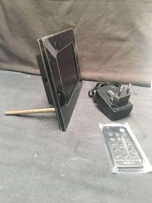 SONY DPF~A72 .....7" DIGITAL PHOTO FRAME UN~USED IN THE BOX WITH ALL THE ACCESSORIES