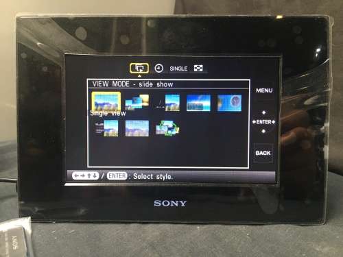 SONY DPF~A72 .....7" DIGITAL PHOTO FRAME UN~USED IN THE BOX WITH ALL THE ACCESSORIES