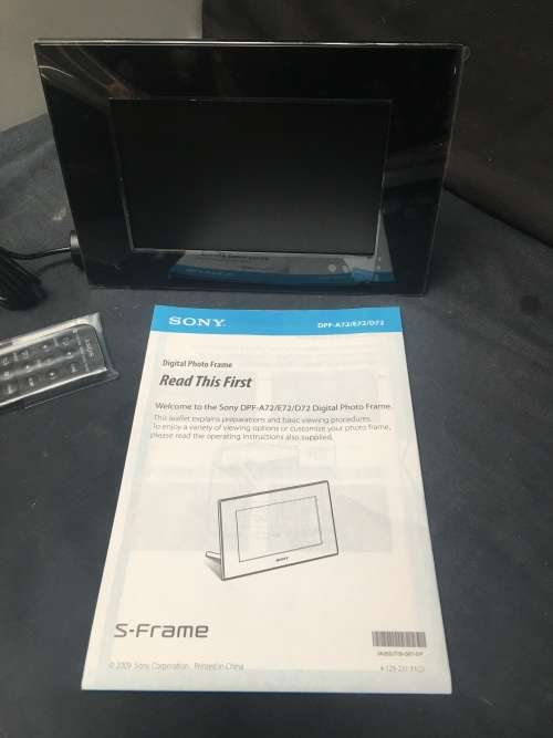 SONY DPF~A72 .....7" DIGITAL PHOTO FRAME UN~USED IN THE BOX WITH ALL THE ACCESSORIES
