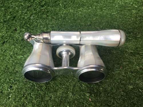 STUNNING SET OF NEGRETTI AND ZIMBRA OPERA GLASSES FINISHED IN MOTHER OF PEARL WITH TELESCOPIC ARM