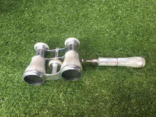 STUNNING SET OF NEGRETTI AND ZIMBRA OPERA GLASSES FINISHED IN MOTHER OF PEARL WITH TELESCOPIC ARM