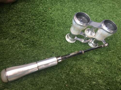 STUNNING SET OF NEGRETTI AND ZIMBRA OPERA GLASSES FINISHED IN MOTHER OF PEARL WITH TELESCOPIC ARM