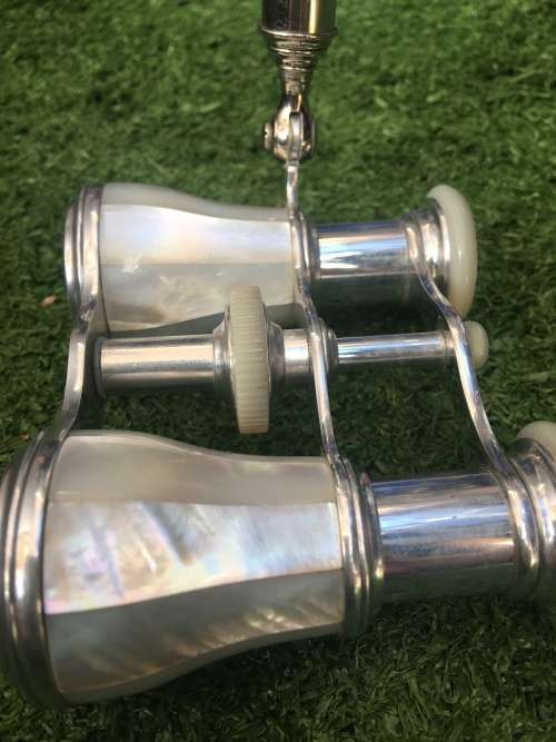 STUNNING SET OF NEGRETTI AND ZIMBRA OPERA GLASSES FINISHED IN MOTHER OF PEARL WITH TELESCOPIC ARM