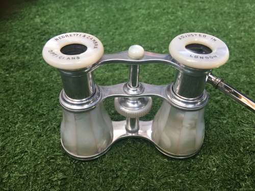 STUNNING SET OF NEGRETTI AND ZIMBRA OPERA GLASSES FINISHED IN MOTHER OF PEARL WITH TELESCOPIC ARM