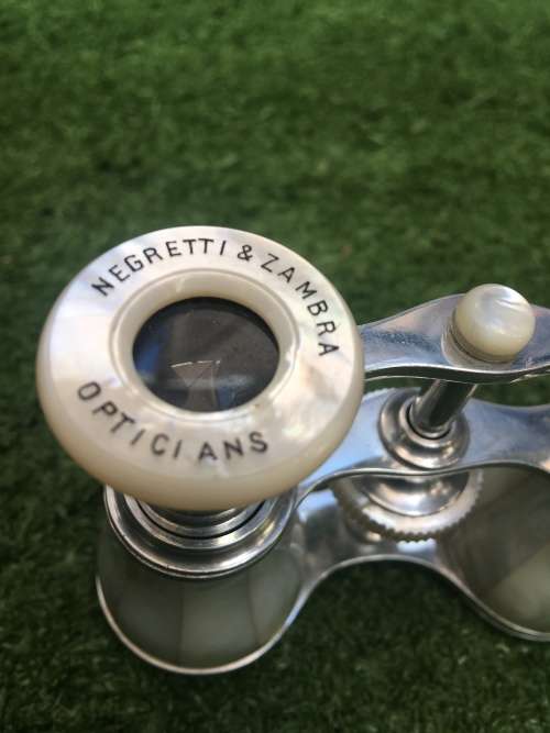 STUNNING SET OF NEGRETTI AND ZIMBRA OPERA GLASSES FINISHED IN MOTHER OF PEARL WITH TELESCOPIC ARM