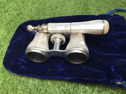 STUNNING SET OF NEGRETTI AND ZIMBRA OPERA GLASSES FINISHED IN MOTHER OF PEARL WITH TELESCOPIC ARM