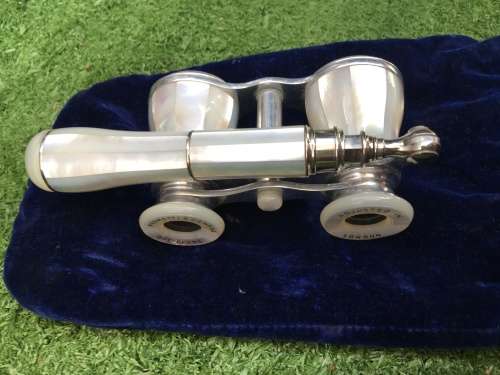 STUNNING SET OF NEGRETTI AND ZIMBRA OPERA GLASSES FINISHED IN MOTHER OF PEARL WITH TELESCOPIC ARM