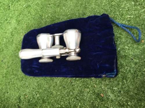 STUNNING SET OF NEGRETTI AND ZIMBRA OPERA GLASSES FINISHED IN MOTHER OF PEARL WITH TELESCOPIC ARM