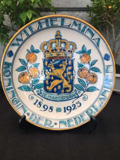 WOW !!! VERY RARE WILHELMINA DELFT WALL PLATE WITH THE COAT OF ARMS DATED TO 1923 HIGHLY COLLECTIBLE