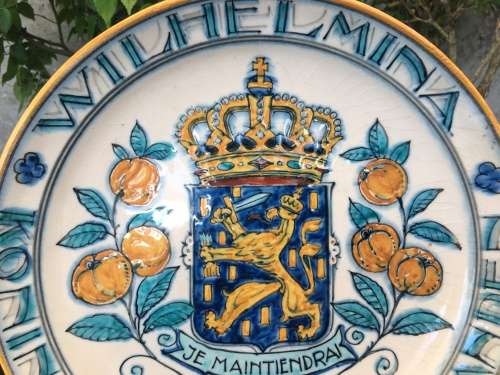 WOW !!! VERY RARE WILHELMINA DELFT WALL PLATE WITH THE COAT OF ARMS DATED TO 1923 HIGHLY COLLECTIBLE