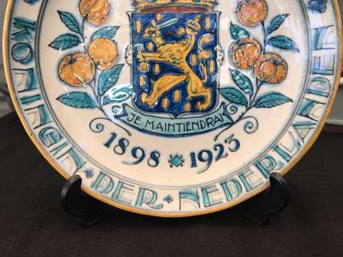 WOW !!! VERY RARE WILHELMINA DELFT WALL PLATE WITH THE COAT OF ARMS DATED TO 1923 HIGHLY COLLECTIBLE