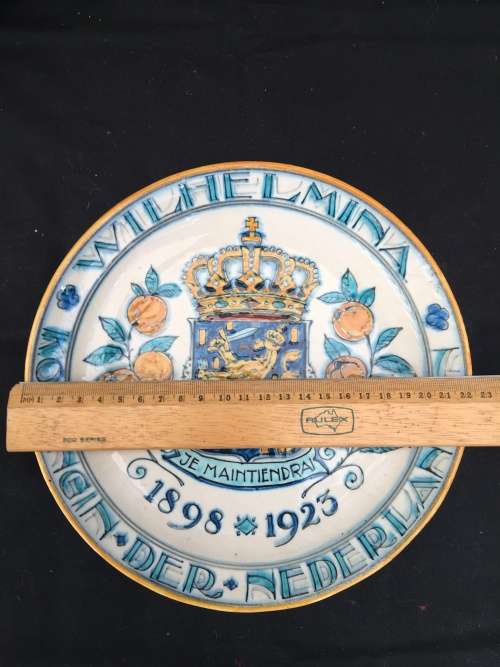 WOW !!! VERY RARE WILHELMINA DELFT WALL PLATE WITH THE COAT OF ARMS DATED TO 1923 HIGHLY COLLECTIBLE