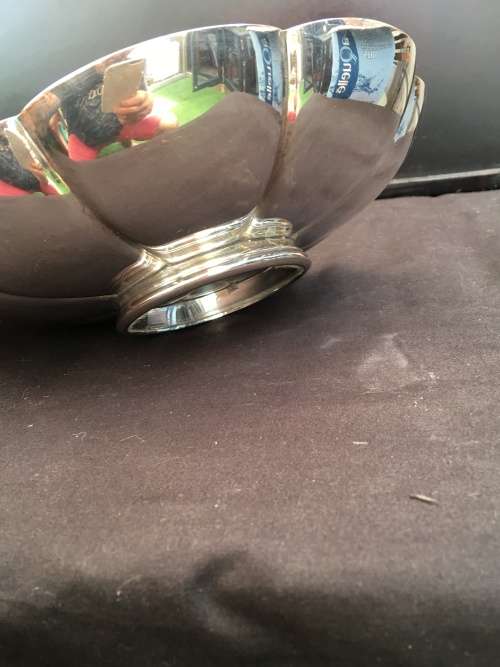 WOW !!! ABSOLUTELY  FANTASTIC SILVER PLATED SCALLOPED TABLE CENTRE PIECE