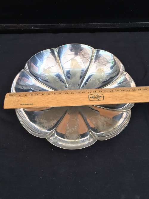 WOW !!! ABSOLUTELY  FANTASTIC SILVER PLATED SCALLOPED TABLE CENTRE PIECE