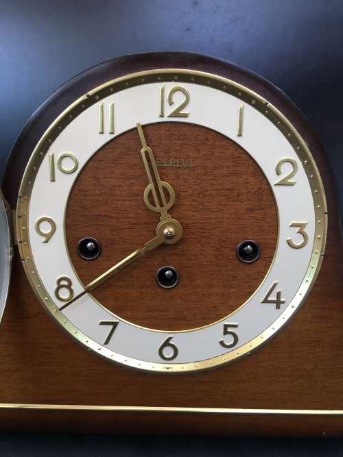 WOW !!! STUNNING MAHOGANY CASED FRANZ HERMLE MANTLE CLOCK WITH THE KEY IN PERFECT WORKING ORDER