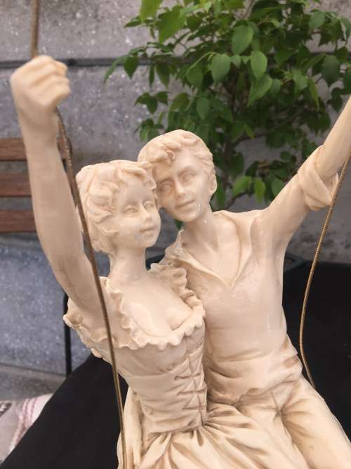 WOW !!! STUNNING LARGE RESIN FAIRYTALE STYLE ORNAMENT OF COURTING SWEETHEARTS SWINGING IN A TREE