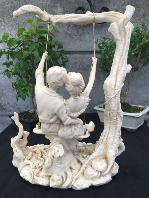 WOW !!! STUNNING LARGE RESIN FAIRYTALE STYLE ORNAMENT OF COURTING SWEETHEARTS SWINGING IN A TREE