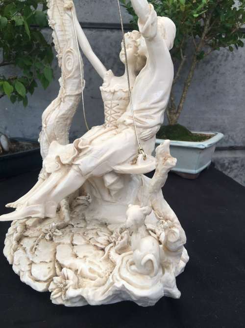 WOW !!! STUNNING LARGE RESIN FAIRYTALE STYLE ORNAMENT OF COURTING SWEETHEARTS SWINGING IN A TREE