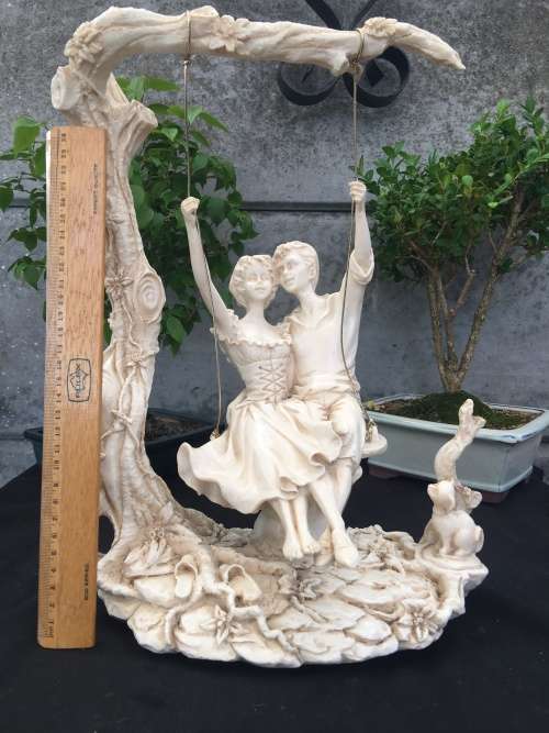 WOW !!! STUNNING LARGE RESIN FAIRYTALE STYLE ORNAMENT OF COURTING SWEETHEARTS SWINGING IN A TREE