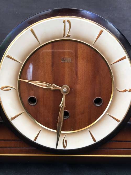 STUNNING MAHOGANY CASED BALANCE WHEEL MANTLE CLOCK IN FULL WORKING ORDER WITHOUT THE KEY