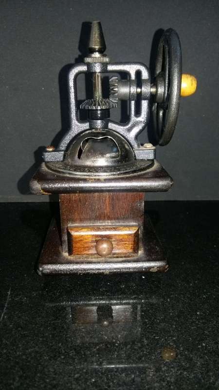 Beautiful Vintage Wooden Pepper Mill/Grinder