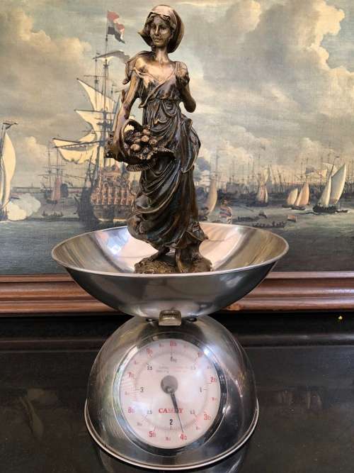 WOW !!! STUNNING VINTAGE HOT CAST GENUINE BRONZE FIGURINE OF A MAIDEN PICKING FRUIT @ 1.8Kg's