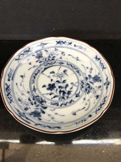 Beautiful Vintage Japanese porcelain Blue and White with Gold Rim, Arita Plate, signed Juzan-Gama
