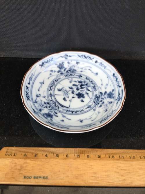 Beautiful Vintage Japanese porcelain Blue and White with Gold Rim, Arita Plate, signed Juzan-Gama