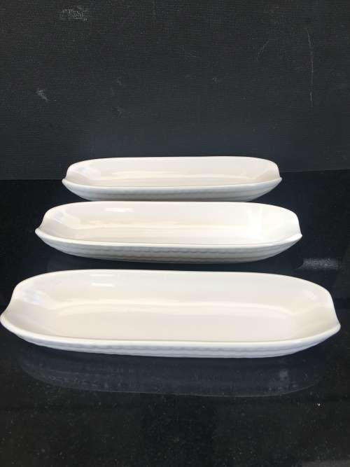 4 lovely white snack dishes in the shape and look of corn. 23 x 6.5 cm