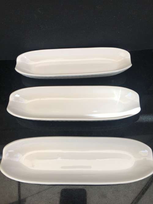 4 lovely white snack dishes in the shape and look of corn. 23 x 6.5 cm