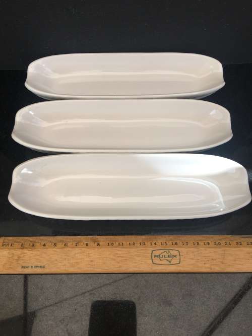 4 lovely white snack dishes in the shape and look of corn. 23 x 6.5 cm