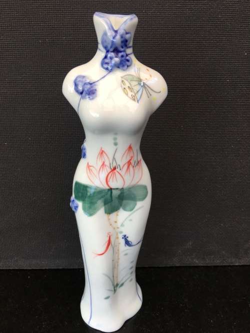 Beautiful Chinese Blue and white Porcelain Traditional Dress Bud Vase.